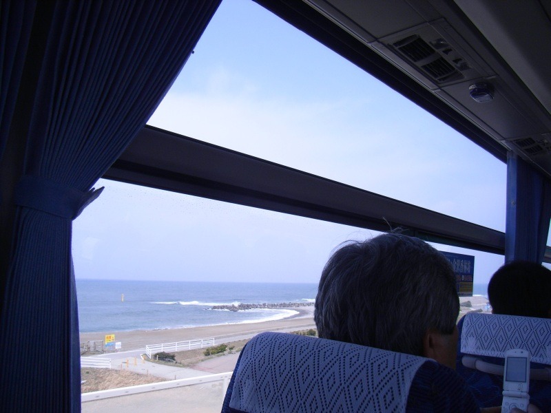 窓からは青い日本海が