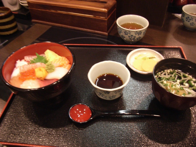 市場内にある海鮮丼「こてつ」のミニ海鮮丼