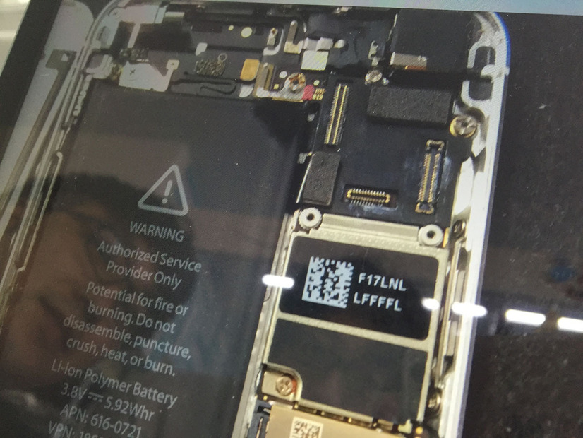 他の水没事例写真をiPadで見せてもらう。右上のコネクタ部分が焦げているのが分かる