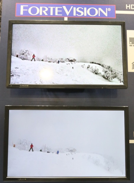 画像鮮明化装置を使った場合（上）と使わない場合（下）の画像比較デモ。もやや霧といった悪天候でも画像をクリアにする（撮影：防犯システム取材班）