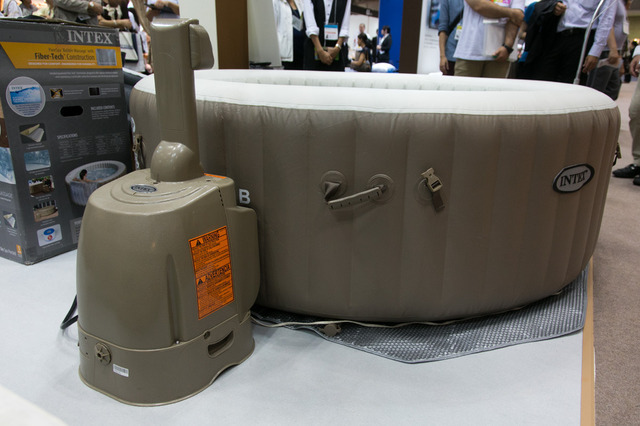 ヒーターの背面。設置から注水、水温の管理まで、すべてこの装置が行なう。