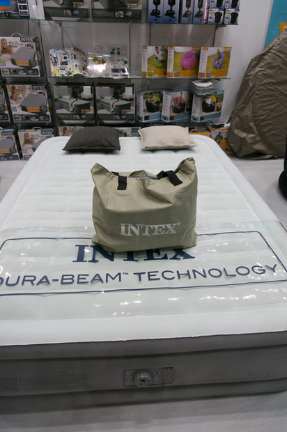 INTEXのエアーベッド。アメリカ製なので、一般的な日本人ならラクに横になれるサイズ。