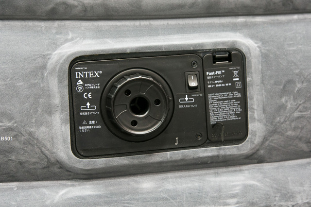 ベッドの側面に内蔵された電源ユニット。丸い穴から空気を出し入れする。