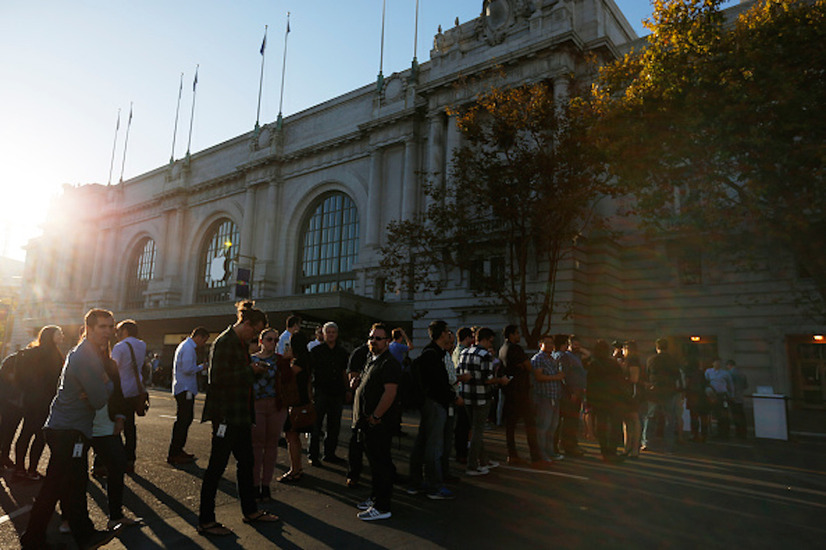 　米Appleは日本時間10日未明、サンフランシスコにてスペシャルイベントを開催。新色のローズゴールドが加わり、「3D Touch」を採用した「iPhone 6s/6s Plus」、12.9インチの液晶画面を搭載した「iPad Pro」、タッチ操作＆Siriで検索できる新型「Apple TV」、Apple Watchの新OS「watchOS 2」が16日に配信されることを発表した。(C) Getty Images