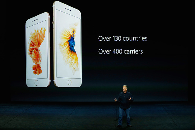 　米Appleは日本時間10日未明、サンフランシスコにてスペシャルイベントを開催。新色のローズゴールドが加わり、「3D Touch」を採用した「iPhone 6s/6s Plus」、12.9インチの液晶画面を搭載した「iPad Pro」、タッチ操作＆Siriで検索できる新型「Apple TV」、Apple Watchの新OS「watchOS 2」が16日に配信されることを発表した。(C) Getty Images