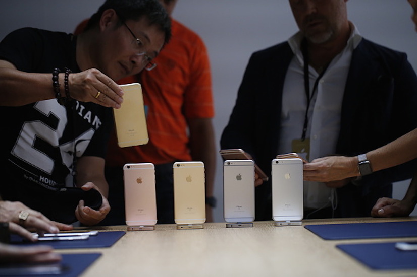 　米Appleは日本時間10日未明、サンフランシスコにてスペシャルイベントを開催。新色のローズゴールドが加わり、「3D Touch」を採用した「iPhone 6s/6s Plus」、12.9インチの液晶画面を搭載した「iPad Pro」、タッチ操作＆Siriで検索できる新型「Apple TV」、Apple Watchの新OS「watchOS 2」が16日に配信されることを発表した。(C) Getty Images