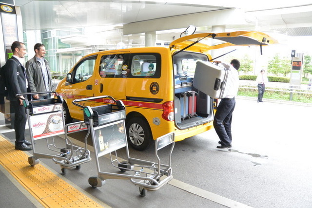 UD/ワゴンタクシー専用レーン運用開始に伴う発車式