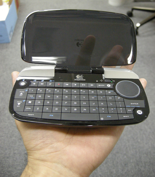 手のひらサイズの「diNovo Mini」。152×9×27.5mm（カバーを閉めた状態）/175g（バッテリーとレシーバー含む）。対応OSはWindows XP/Vistaと、PLAYSTATION3
