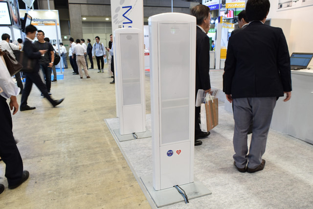 不正持ち出しを防止する「RFIDスマートゲート」。UHF帯RFIDは検知範囲が広く、従来のゲートより幅を広く設置できるため通行の妨げにならない（撮影：防犯システム取材班）