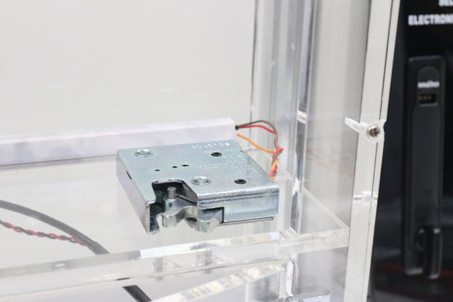 同ソリューションの核となる電子ロータリーラッチ「R4-EM」。機器内部にこれを設置し、各種アクセス制御装置と組み合わせることで多様な電子アクセスシステムを提供（撮影：防犯システム取材班）