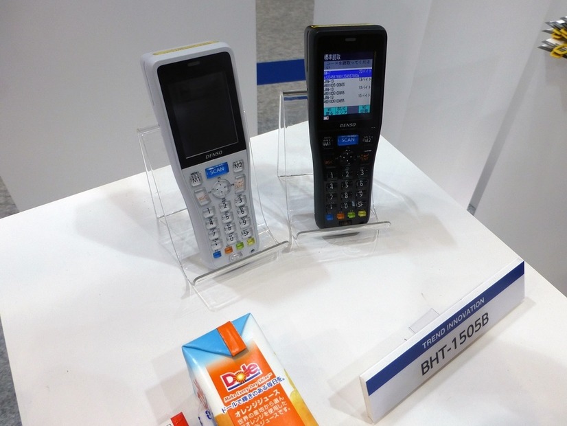 新製品の「BHT-1505B」は、汎用性が高い乾電池及び充電式のエネループで動作するので緊急時の利便性が高く、通信ユニットや充電器に収納した際にそのまま充電できる超小型軽量モデル（撮影：防犯システム取材班）