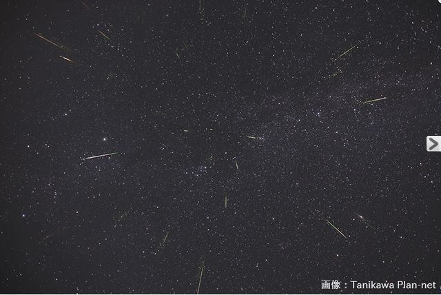 夜空に鮮やかな光跡を残す流れ星