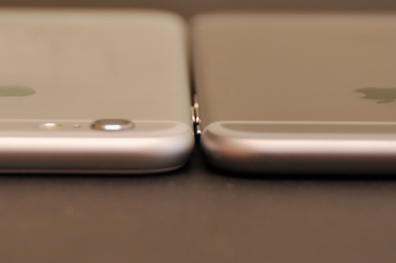 iPhone 6s（右）とiPhone 6の薄さの比較。0.2mmの差はほとんどない