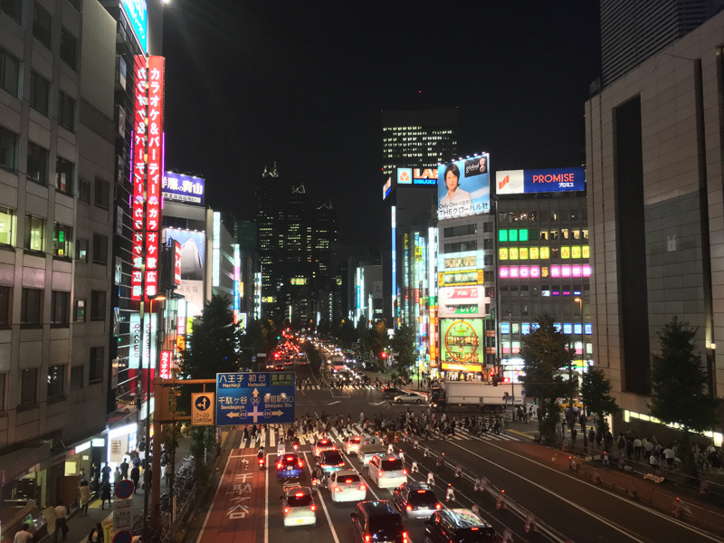 HDRオンの状態でiPhone 6sで撮影した夜景。明るいところと暗いところ、それぞれに被写体の質感や微妙な色合いが再現される