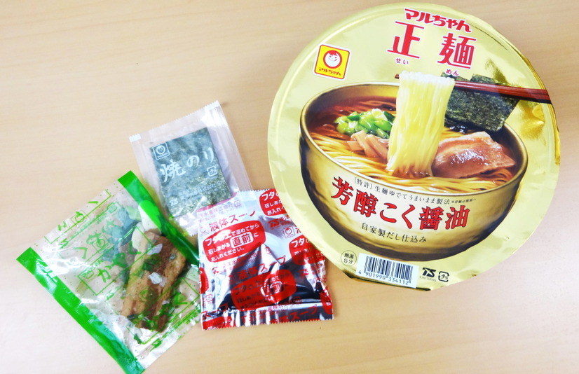 「芳醇こく醤油」には液体スープ、かやく、海苔が入っている
