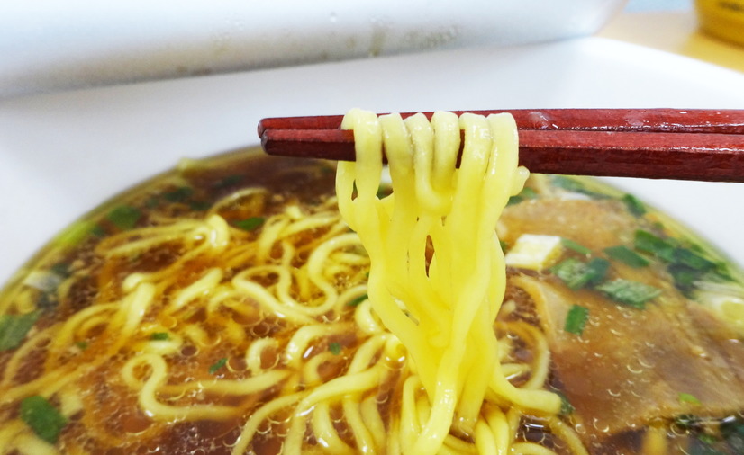 箸の上を滑るようなツルツル感が際立つ麺