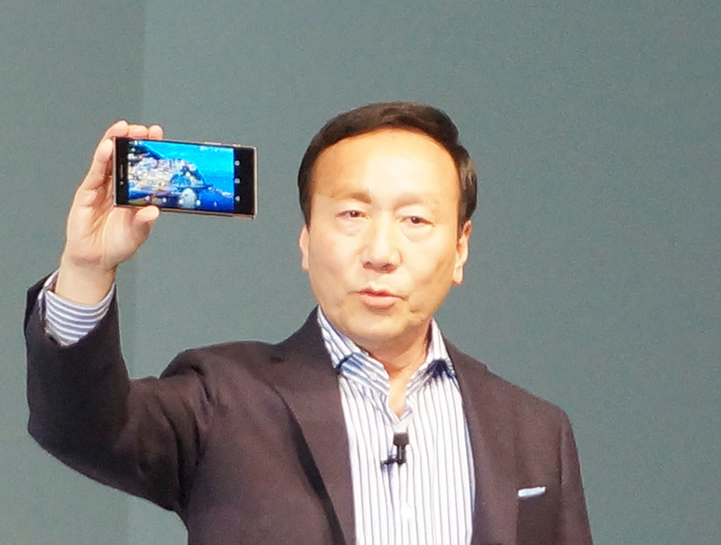 Xperia Z5 Premiumを掲げる加藤薫社長