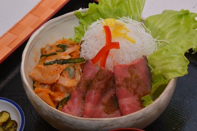 東北自動車道・上河内SA（上り）「うんめぇ～！　とちぎの恵味丼（980円）」（参考画像）