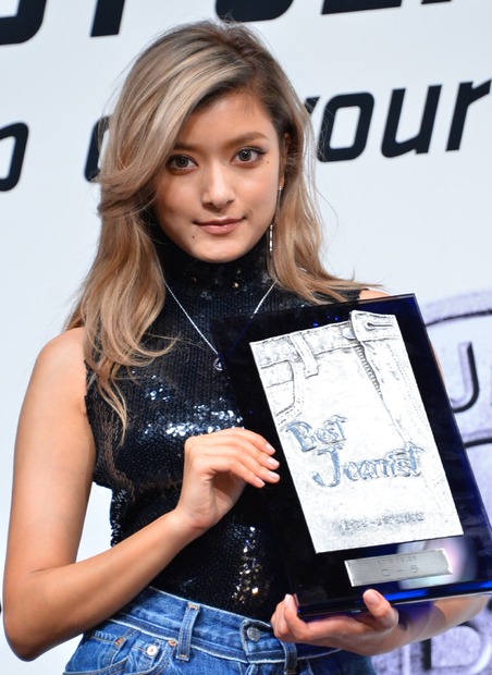 ローラ ハリウッドデビュー祝福に笑顔 焼けた肌もかっこいいかな 4枚目の写真 画像 Rbb Today