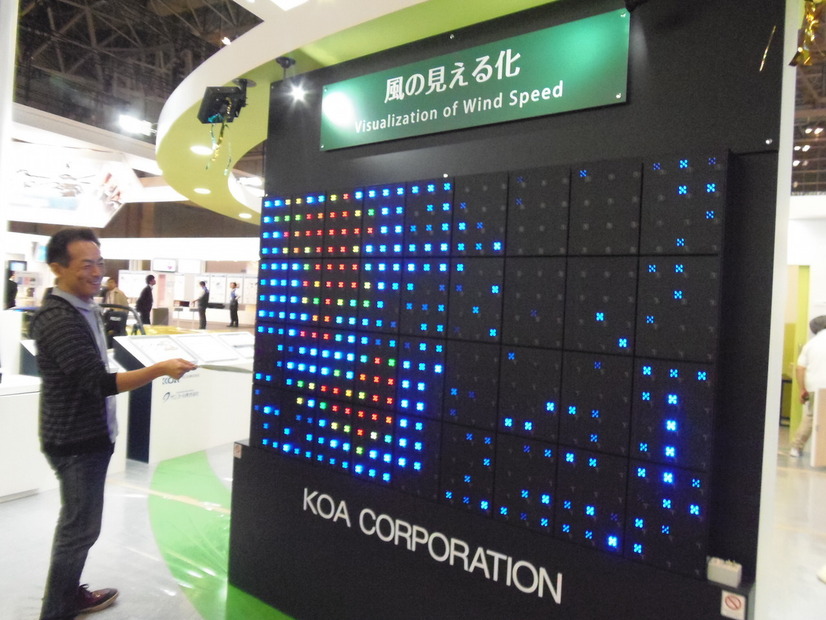 KOAのブース。物理的なデバイスで風圧を表現するユニークなデモを実施。インスタレーション的な芸術作品だ