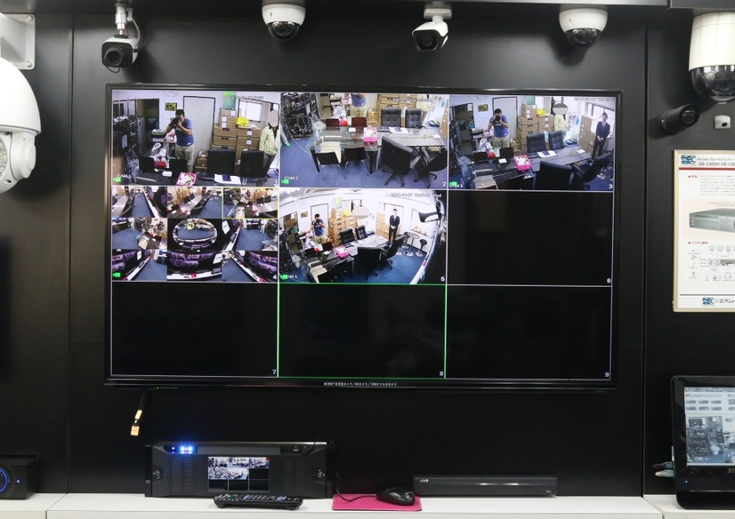 各種ネットワークカメラとその映像。カメラは左から12メガの「SCIP-C12M」、4Kドーム型「SCIP-D4K」、4Kバレット型「SCIP-B4K」、2メガ超低照度対応ドーム型「SCIP-D2M」（撮影：防犯システム取材班）