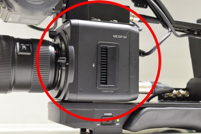 レンズを接続した四角いボックス型の部分が「ME20F-SH」の本体。低照度環境下でもカラーのフルHD動画を撮影できる（撮影：防犯システム取材班）