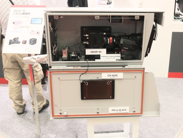 こちらは「ME20F-SH」を使用したシステム構築例。パンチルトシステムによる遠隔操作の映像監視システムだ（撮影：防犯システム取材班）