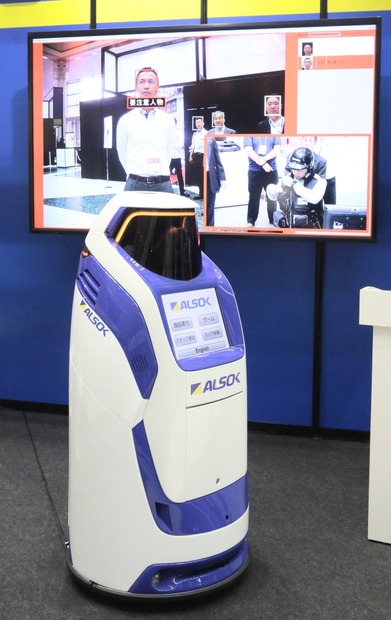 警備用ロボット「Reborg-X」が、あらかじめ登録していた要注意人物を検知するデモも実施。検知すると現場の警備員のタブレット端末に通知が届く（撮影：防犯システム取材班）