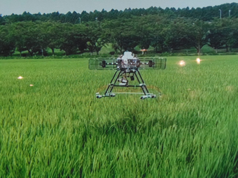 飛行中の農薬散布マルチコプター。宇都宮大学の農場での実験中