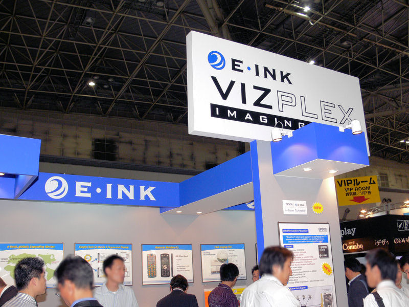 トッパンとの提携など、国内においてもさまざまな分野に利用の裾野を広げている米E INK社のブース。展示もさまざまな分野の製品があり興味深い
