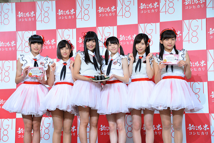 （左から）長谷川玲奈、佐藤杏樹、北原里英、菅原りこ、宮島亜弥、中村歩加【写真：竹内みちまろ】