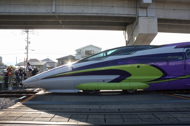 「エヴァンゲリオン」に似たデザインで装飾された山陽新幹線500系「500 TYPE EVA」。11月7日から新大阪～博多間で運行される。