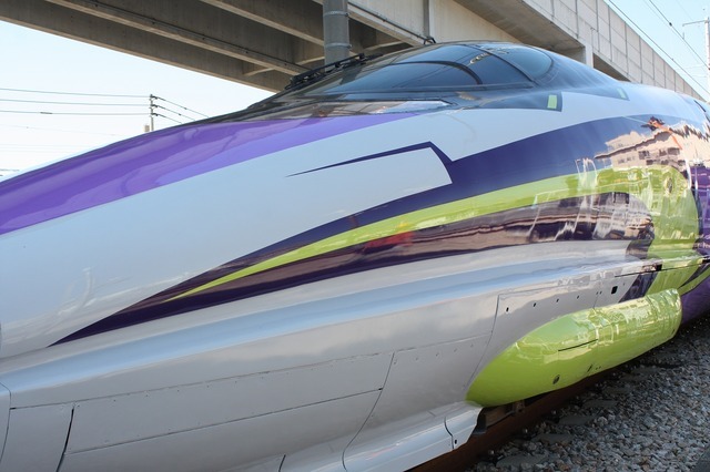 「エヴァンゲリオン」に似たデザインで装飾された山陽新幹線500系「500 TYPE EVA」。11月7日から新大阪～博多間で運行される。