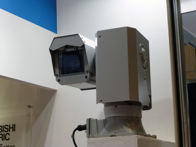 同社製カメラによる連携監視も可能。同社では、他にも地中にセンサーケーブルを埋め込み電界により侵入者を検知する「MELWATCH」など、大規模な侵入検知システムの提供も行っている（撮影：防犯システム取材班）