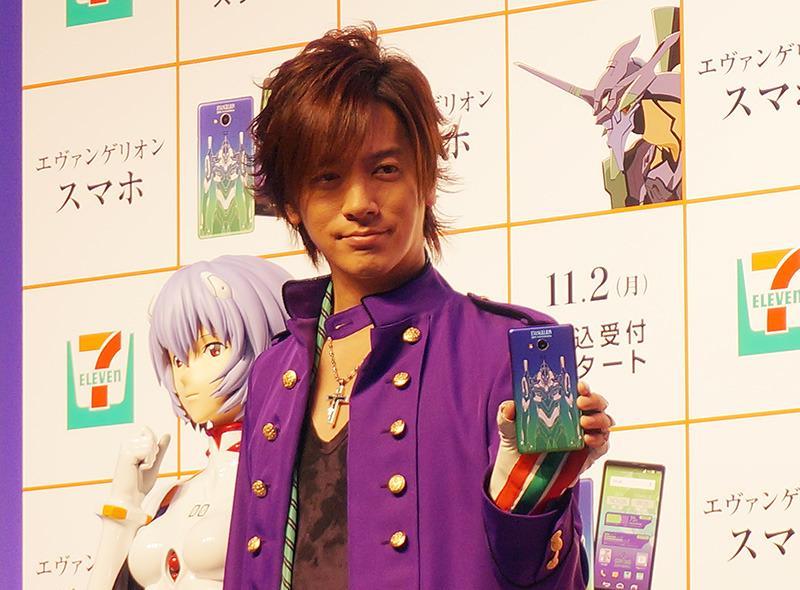タレントのDAIGOがエヴァスマホを披露