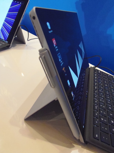 Surface Pro 4。横から。ペンは本体の左側面のマグネットで収納できる仕組み