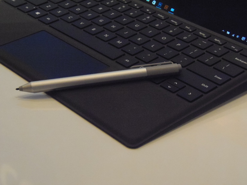 SurfaceペンとSurface Pro 4。貧弱だったキーボードがしっかりした構造になった。独立型キーボードのパンタグラフ構造を採用