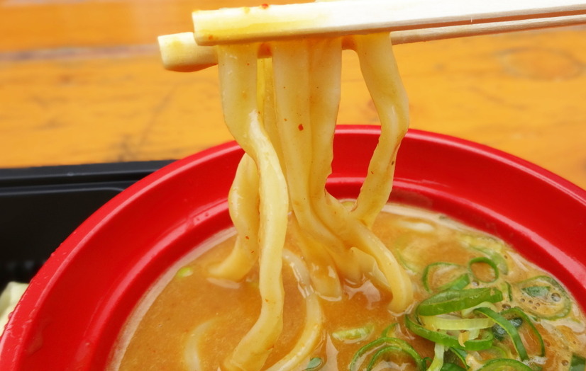 うどんのように太く小麦が香る麺が特徴的。（【麺屋 高橋】みそつけめん）