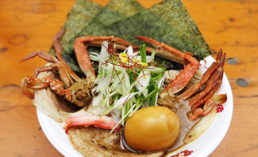 【らーめん 福たけ】渡りガニの濃厚ドロ味噌らーめん　渡りガニが器からはみ出す、見た目からも豪華さが伝わる一杯。