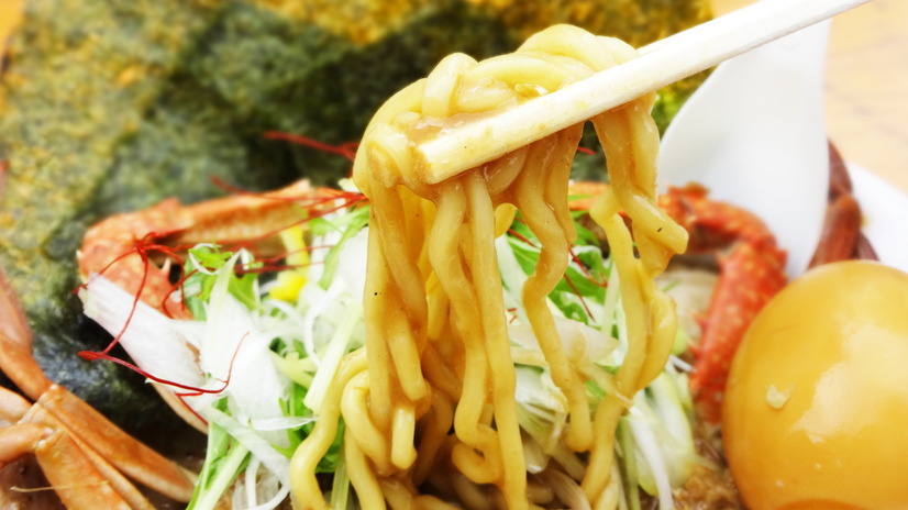 ドロっと濃厚なカニスープが麺に絡みついて堪らない。（【らーめん 福たけ】渡りガニの濃厚ドロ味噌らーめん）