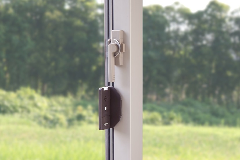 本体のフラップ部分を起こすことでロック機構が設定状態となり、35mm以上窓が開かなくなる（画像はプレスリリースより）