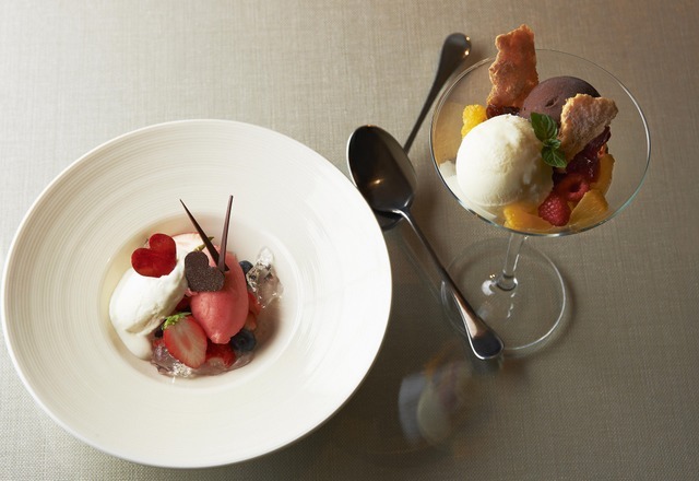 エンポリオ アルマーニ カフェ青山での限定メニュー。左から、「ホワイトチョコレート ＆ ストロベリー ウォッカとベリー」と「ミルク＆チョコレート チョコレートリキュールとフルーツ」