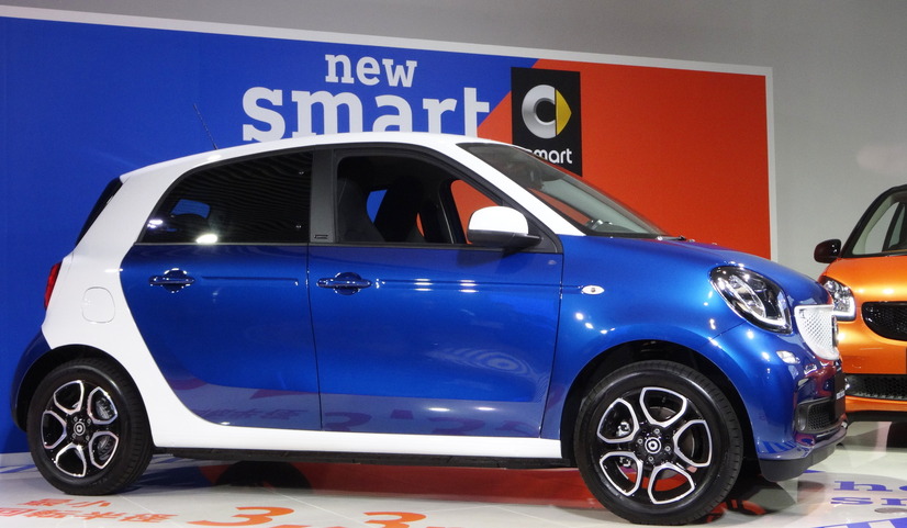 相葉が乗って現れたミッドナイトブルー×ホワイトの「smart forfour passion」