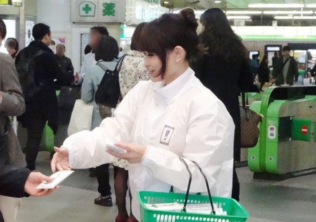 新宿駅でのノベルティサンプリング（11月2日）