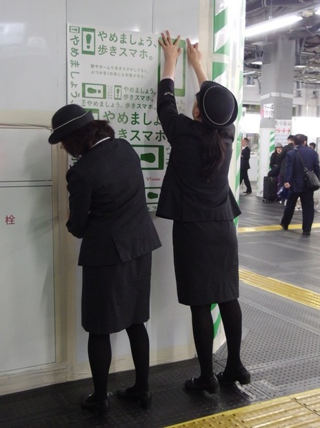 新宿駅でのポスター掲示（11月2日）