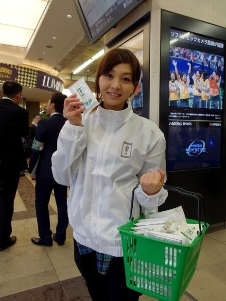 新宿駅でのノベルティサンプリング（11月2日）
