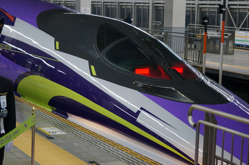 こだま新幹線「500 TYPE EVA」。博多―新大阪間を運行する。