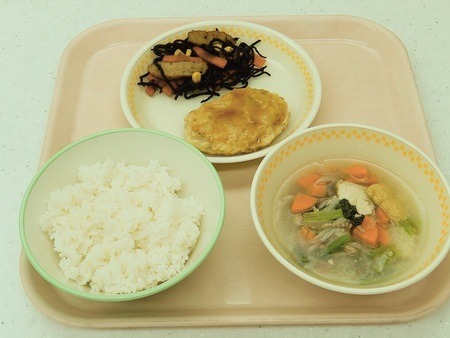 中学校向けのメニュー「れんこんバーグ給食」。「れんこんバーグ」、「ひじきとさつま揚げの煮物」、「厚揚げと小松菜の中華スープ」、「米飯」、「牛乳」の構成で、784kcal、塩分3.1g