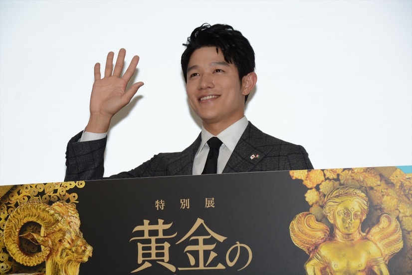 鈴木亮平【写真：鶴見菜美子】