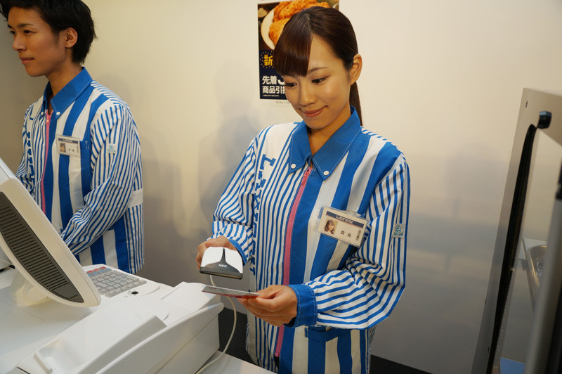 店頭でバーコードをスキャニングしているイメージ